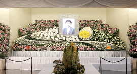 故人の功績を表した祭壇